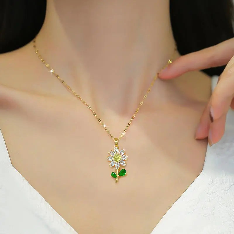 Fashionable Floral Pendant Necklace with Diamonds for Women